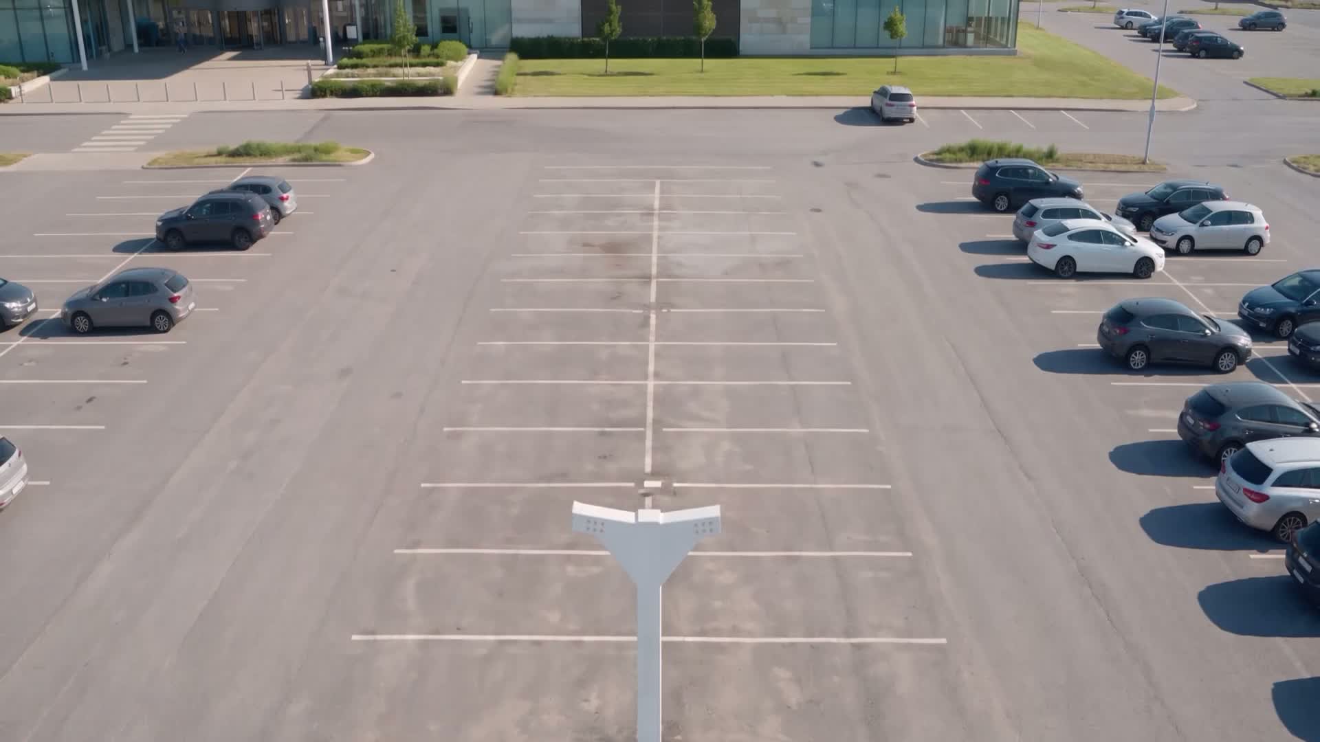 Flygbild över ett Smartports solcellstak som skuggar två parkerade bilar